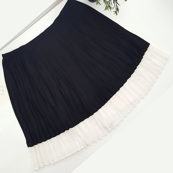 Laura🎀BW Pleated Chiffon Midi Skirt - Picture 2 of 9